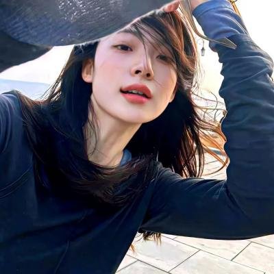 一匹马奔跑，一匹马跳跃